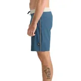 Short de baño azul con cintura de color tostado y cordón de ajuste oscuro.