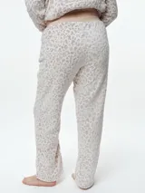 Pantalón de dormir de corte recto confeccionado en tela fleece con estampado animal print. Presenta una cintura elástica de algodón en color gris y una textura suave y abrigada.