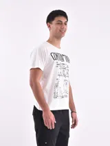 Remera blanca de manga corta con cuello redondo y un estampado frontal que simula un diagrama técnico de una batería, con el texto "CONTRAPTION" en la parte superior y "THE DRUM KIT" en la inferior.