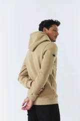 Buzo canguro blanco de felpa con capucha ajustable, bolsillos y estampado con diseño de bosque y texto.