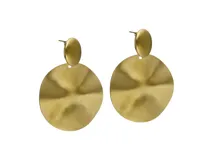 Par de aros colgantes de acero con baño de oro, compuestos por un poste ovalado superior y un disco grande inferior con textura martillada o irregular.