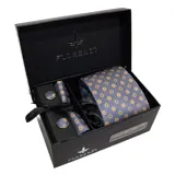 Set de corbata, pañuelo de bolsillo y gemelos color azul petróleo con diseño geométrico. Gemelos plateados con detalle de piedra redonda en el centro.