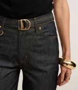 Pantalón de jeans de corte recto, tiro alto, color azul oscuro lavado. Presenta costuras contrastantes y cinturón con hebilla metálica de doble media luna.