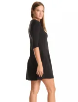 Vestido corto negro de seda fría, con escote redondo, mangas 3/4 y bolsillos laterales.