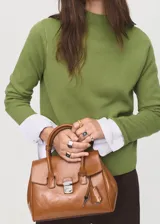 Jersey de punto fino con cuello perkins y manga larga, de diseño recto y corte clásico.