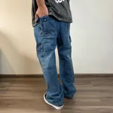Pantalón jean azul de corte mega oversize con bolsillos cargo laterales.