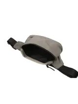 Riñonera de diseño unisex en color marrón, confeccionada en tela tipo lona. Presenta un compartimento principal con cierre de cremallera negro, un bolsillo trasero y correa ajustable con hebilla plástica.