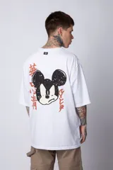 Remera negra de algodón de corte oversize, con mangas cortas y cuello redondo. Estampado pequeño en el frente y diseño grande en la espalda con Mickey Mouse y caracteres orientales en tonos rojizos.