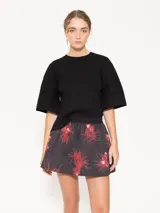 Sweater negro de tejido de punto acanalado, con mangas 3/4 amplias y corte holgado.