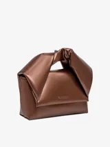 Bolso de mano marrón de cuero con asa superior retorcida, letras del logo en relieve, solapa plegable con cierre magnético, ranura para tarjetas en el interior y correa de cadena opcional.