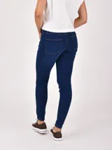 Jean negro de tiro alto, corte chupín, con cinco bolsillos y cierre de botón y cremallera.