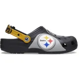 Zuecos Crocs Classic Clog inspirados en los Pittsburgh Steelers de la NFL, color negro con detalles en gris y amarillo, tira trasera ajustable y apliques temáticos del equipo.