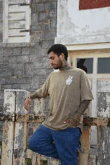 Remera blanca de algodón con cuello redondo y manga corta. Estampado pequeño en el pecho de una mano haciendo el signo de la paz en color celeste.