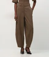 Pantalón de corte barrel con estampado de cuadros, tiro alto, bolsillos laterales y trabillas para cinturón. Confeccionado en tejido con estructura y caída fluida.