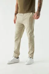 Pantalón chino color beige, corte skinny, con bolsillos laterales y traseros.