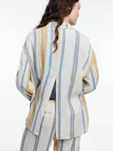 Camisa de lino y viscosa a rayas verticales color beige, azul y ocre, con cuello clásico y cierre frontal con botones.