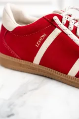 Zapatillas rojas de gamuza con detalles en cuero blanco y suela de goma color caramelo.