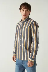 Camisa blanca a cuadros azules y grises, de manga larga y corte slim fit.