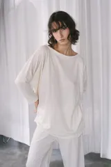 Pijama de fibras naturales de cáñamo y algodón orgánico, compuesto por una remera oversize de manga larga con escote redondo amplio y calce relajado.