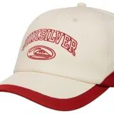 Gorro con visera Quiksilver modelo Decades, de color blanco con detalles en rojo, incluyendo visera y apliques traseros en contraste. Cuenta con el nombre y logo de la marca bordados en la parte frontal con tipografía estilo universitario.