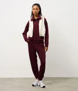 Campera deportiva de modal color bordó, con cierre frontal, cuello alto y puños acanalados. Presenta un diseño entallado con recortes que brindan un ajuste cómodo y moderno.