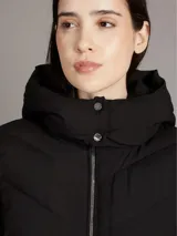 Campera puffer acolchada Calvin Klein de color negro, con diseño de silueta corta, capucha integrada, cierre frontal de cremallera metálica y bolsillos laterales.