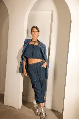 Pantalón cargo de denim azul con bolsillos laterales con tapa, cintura elástica y pierna amplia.