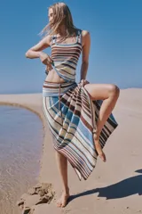 Musculosa de tejido de punto ligero, con diseño a rayas horizontales en tonos marrón, celeste y amarillo claro, de corte al cuerpo y escote redondo.