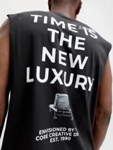 Musculosa negra de algodón con cuello redondo, calce holgado y pequeño estampado frontal con el texto "CORE 1990".