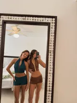 Short de baño negro, estilo deportivo, con forro interior.