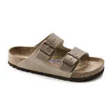 Sandalia Birkenstock modelo Arizona con dos correas ajustables de cuero aceitado, plantilla anatómica de corcho y suela de goma.