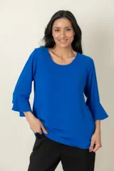 Blusa azul royal de mangas 3/4 con volados y cuello redondo.