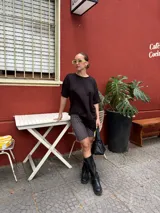 Short tipo biker de lycra, color negro con estampado de lunares blancos.