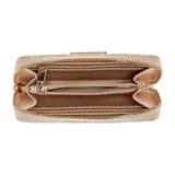 Billetera Guess modelo Emelie de formato compacto y cierre perimetral. Presenta un estampado monograma de la marca en tonos beige y crema, con aplique metálico dorado con el logo en el frente.