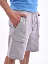 Bermuda cargo negra con bolsillos laterales y cordón ajustable en la cintura.