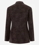 Blazer cruzado de gamuza sintética color marrón oscuro, con solapas de muesca, bolsillos con solapa y cierre de doble botonadura.