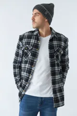 Sobrecamisa de algodón a cuadros color ladrillo, con interior de corderito, cierre con botones, bolsillos tipo cartera y logo en goma. El modelo usa talle M.