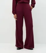Pantalón wide leg color bordó con cintura estructurada y detalle de piping lateral en color blanco. Confeccionado en tejido de algodón, viscosa y poliéster.