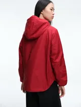 Campera Save The Duck modelo Zani, de color negro, con cierre frontal completo, capucha integrada y bolsillos laterales. Presenta un diseño ligero y funcional con puños elásticos.