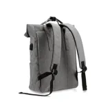 Mochila de diseño roll-top en color gris jaspeado, confeccionada en tela impermeable. Cuenta con un compartimento principal con cierre de broche, bolsillo frontal con cierre, correas de hombro ajustables y asas superiores de mano. Incluye puerto USB lateral y compartimento interno para laptop.
