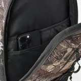 Mochila Rip Curl línea F-Light con capacidad de 35 litros, diseñada con estampado camuflado en tonos verdes, marrones y beige. Cuenta con múltiples compartimentos con cierre, correas de ajuste laterales y una base reforzada en color negro.