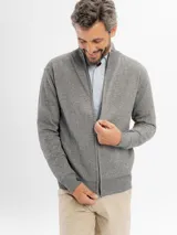 Campera tejida de punto en color azul, con cierre frontal completo y cuello alto acanalado.