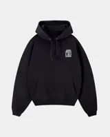 Canguro negro con capucha y cordones ajustables, confeccionado en tejido de algodón y poliéster con interior de felpa. Presenta un bolsillo frontal tipo canguro y un pequeño logo estampado en el pecho con las siglas KI y la palabra KABOA.