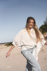 Camisa blanca de broderie con cuello camisero y mangas cortas abullonadas.