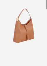 Cartera hobo grande de cuero color caramelo con asa corta y cierre con cordón ajustable.