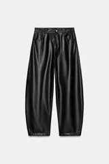 Pantalón de tiro medio con diseño tipo ballon, confeccionado en material efecto piel. Cuenta con cinco bolsillos, cierre frontal con cremallera y botón metálico.