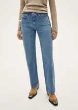 Jeans de tiro medio con diseño recto y cinco bolsillos. Presenta cierre de cremallera y botón, con detalle de tachuelas decorativas.