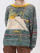 Sweater de punto con diseño geométrico y gráfico frontal en color rojo. Presenta cuello redondo, mangas largas holgadas y un ajuste suelto.