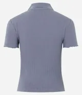 Blusa de punto acanalado color azul, con cuello polo, cierre frontal de botones y mangas cortas con terminación tipo frufru.