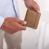 Billetera de cuero vacuno en tono marrón claro con acabado texturizado. Cuenta con un compartimento exterior con cierre metálico y tirador de cuero, ideal para monedas o documentos pequeños.